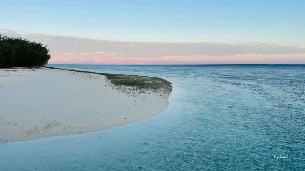 Heron Island, Queensland, with white sandy shores, turquoise waters, coral reef edge, and nesting seabird habitat
