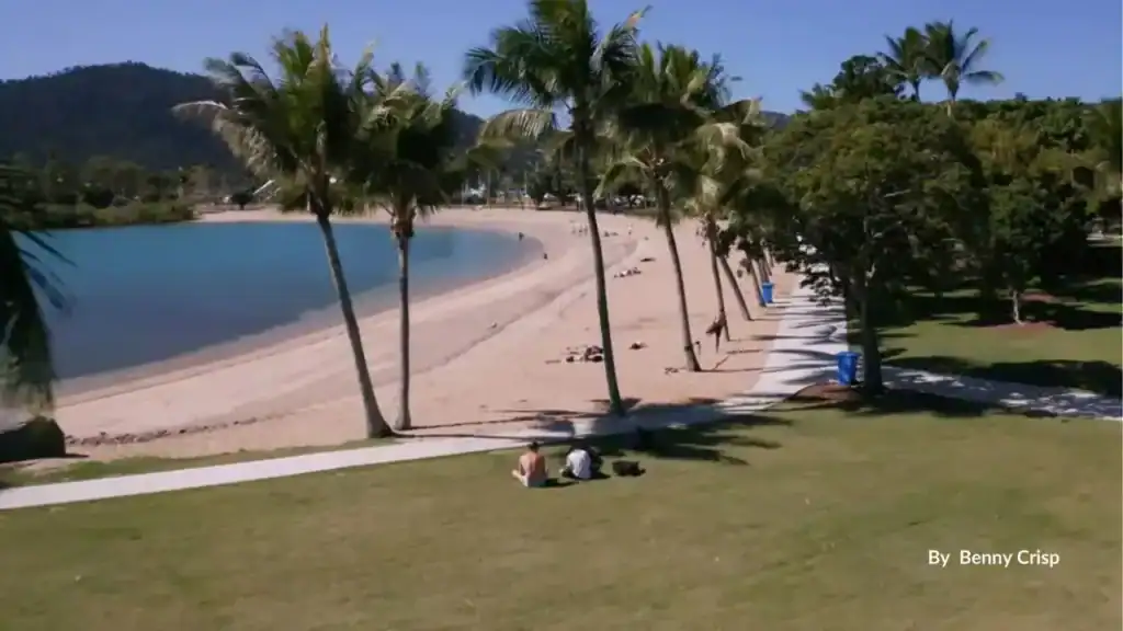 Palm-lined Airlie Beach esplanade and shops. the Whitsundays gateway